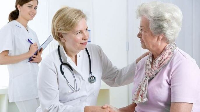 Lekarz udziela pacjentowi zaleceń dotyczących leczenia artrozy